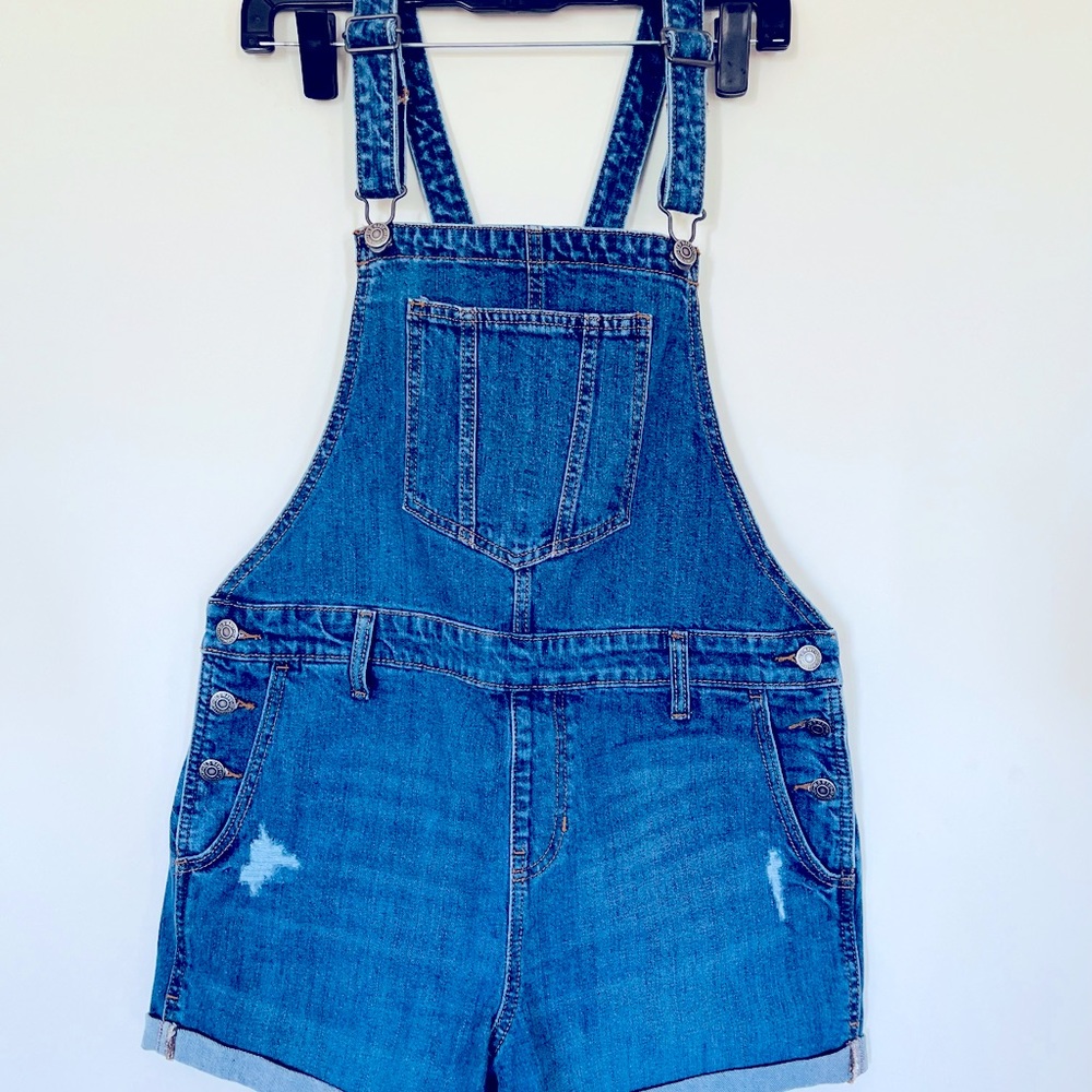 Adjustable Shoulder Straps attach to buttons at the front.Medium size!